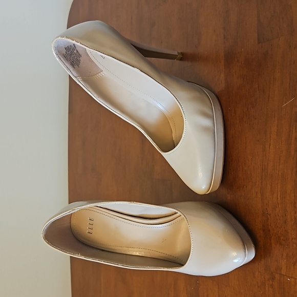 Nude Heels - Picture 1 of 2